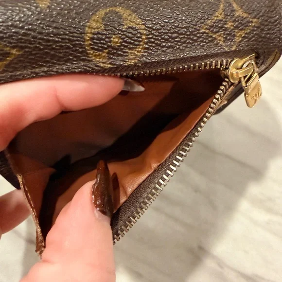 Louis Vuitton Black and Gold Monogram wallet - Picture 5 of 12